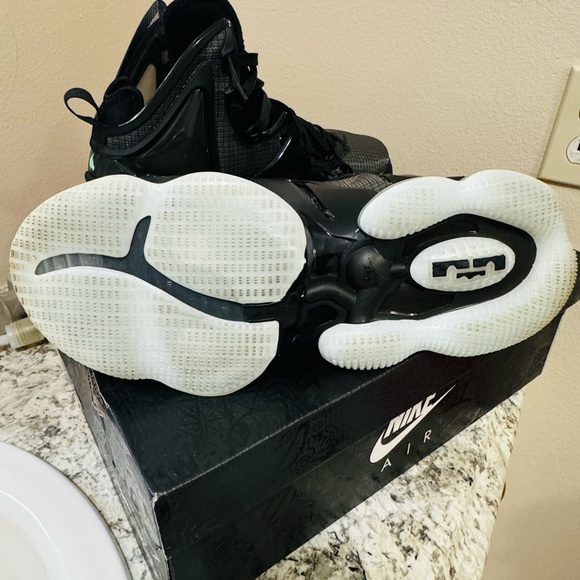 Lebron XIX (19) - Picture 4 of 6